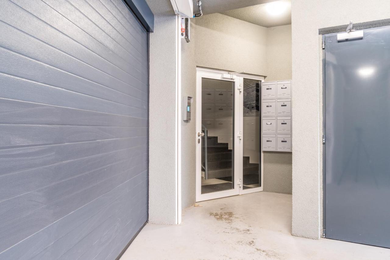 Brand New Two Room Apartment #34 With Free Secure Parking In The Center 프라하 외부 사진
